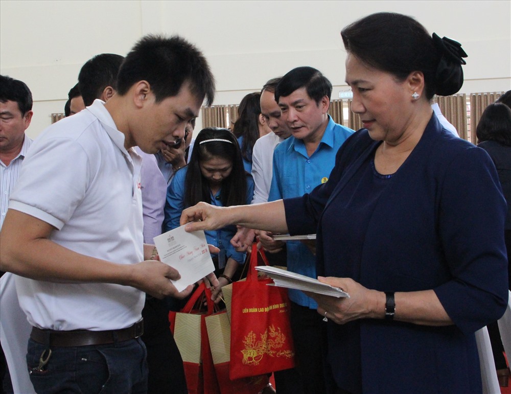 Đồng chí chủ tịch Quốc hội Nguyễn Thị Kim Ngân và đồng chí Bùi Văn Cường - Chủ tịch Tổng LĐLĐVN - trực tiếp xuống tận nơi trao quà cho CNLĐ