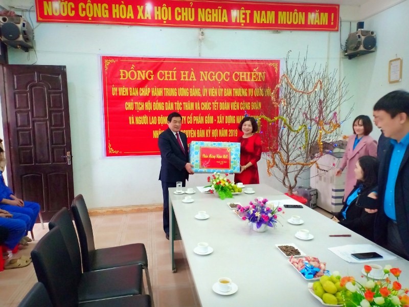 Đồng chí Hà Ngọc Chiến (trái) - Ủy viên Trung ương Đảng, Chủ tịch Hội đồng Dân tộc của Quốc hội - tặng quà Tết tại Cty CP gốm xây dựng Nam Phong.