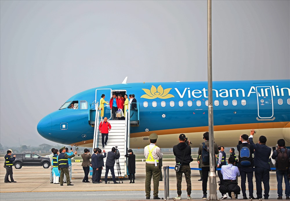 Khoảng 16h00 ngày 26.1, đội tuyển Việt Nam đã có mặt tại sân bay quốc tế Nội Bài sau chuyến bay dài từ UAE về Việt Nam.