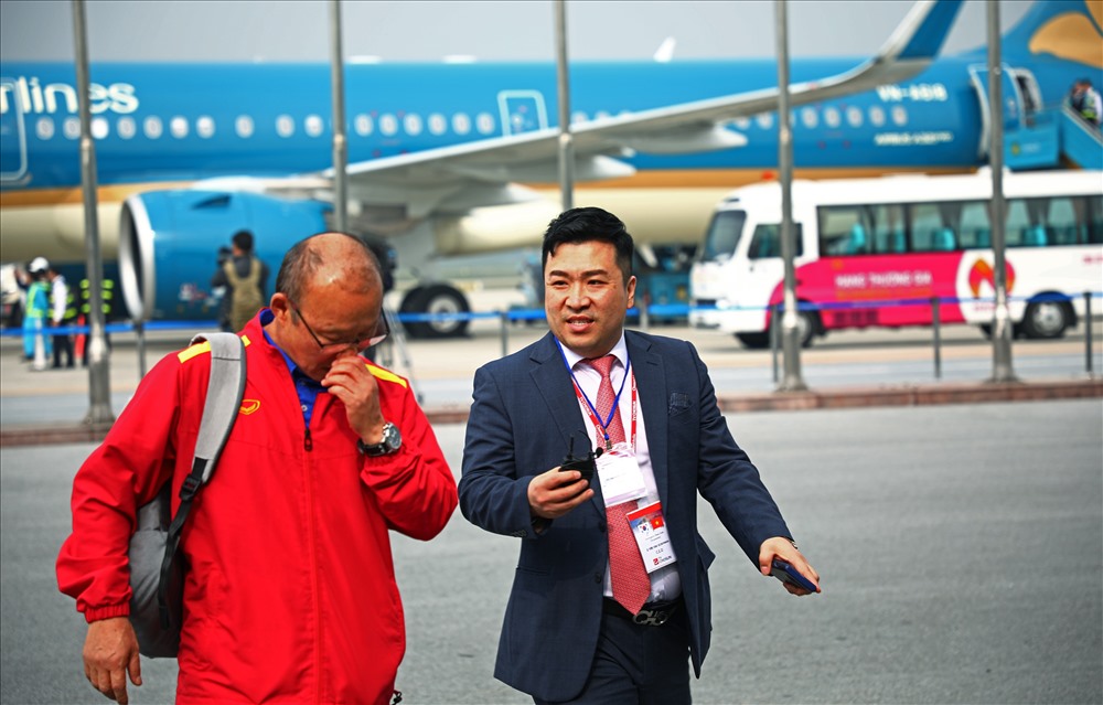 HLV Park Hang-seo là người đầu tiên di chuyển xuống máy bay. Chuyến bay đưa đội tuyển Việt Nam về nước của hãng hàng không Vietnam Airlines, mang số hiệu VN0614.