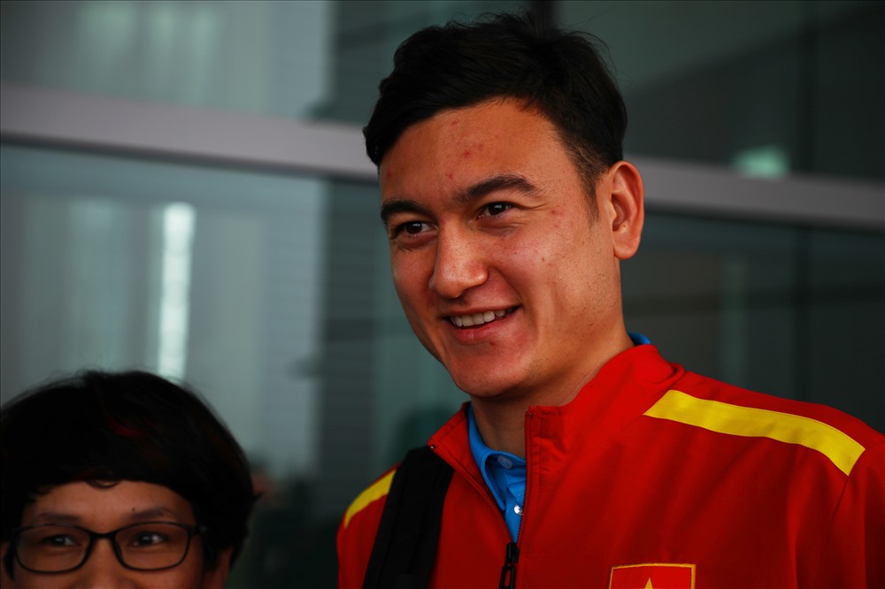Thủ thành Văn Lâm liên tục được người hâm mộ xin chụp ảnh. Thủ thành 26 tuổi là chốt chặn vững chắc của đội tuyển Việt Nam tại giải đấu vừa qua.