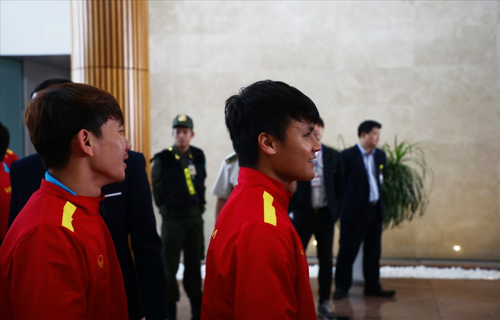 Các cầu thủ rất háo hức sau khi đặt chân xuống sân bay Nội Bài.