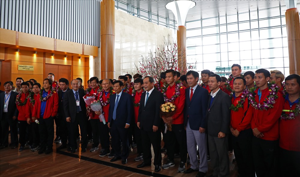 HLV Park Hang-seo cùng đội tuyển Việt Nam được Bộ trưởng Văn hóa thể thao và du lịch Nguyễn Ngọc Thiện và Ban lãnh đạo của VFF chào đón nồng nhiệt.