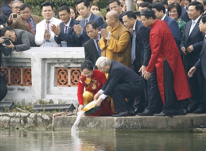 Tổng Bí thư, Chủ tịch nước Nguyễn Phú Trọng và Phu nhân thả cá chép tại hồ Hoàn Kiếm. Ảnh: Doãn Tấn/TTXVN