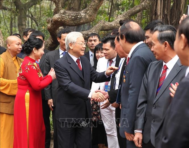 Tổng Bí thư, Chủ tịch nước Nguyễn Phú Trọng và Phu nhân với các kiều bào tại đền Ngọc Sơn. Ảnh:Trọng Đức/TTXVN