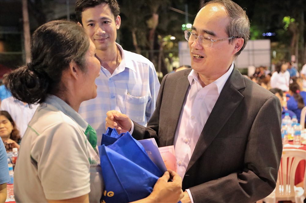 Bí thư Thành ủy TPHCM Nguyễn Thiện Nhân tặng quà cho gia đình các công nhân trong chương trình Tết Sum vầy 2019 - Ảnh: T.SƠN
