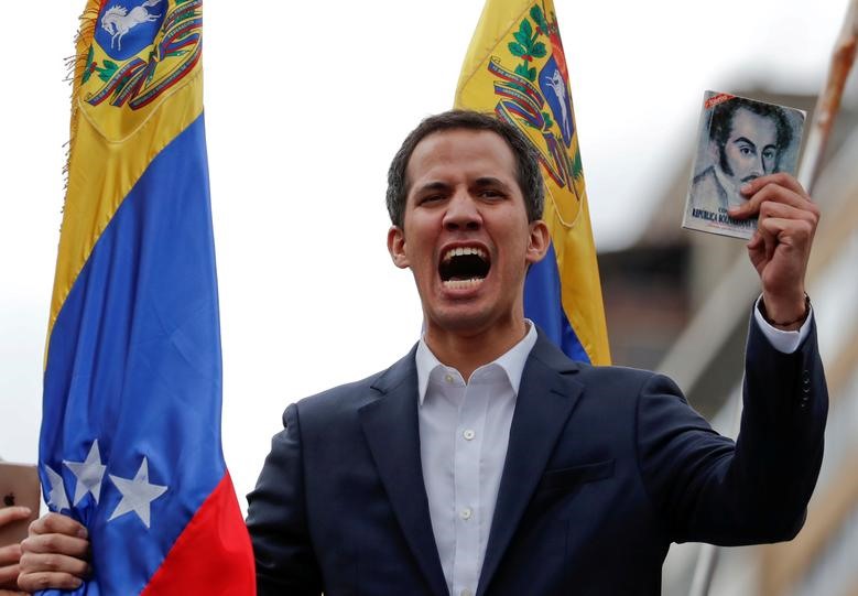 Tình hình chính trị xã hội Venezuela tiếp tục diễn biến căng thẳng sau khi cả những người ủng hộ chính phủ và phe đối lập đồng loạt tổ chức các cuộc tuần hành và biểu tình với sự tham gia của hàng trăm nghìn người trên các đường phố ở thủ đô Caracas. Trong cuộc biểu tình do phe đối lập phát động, Chủ tịch của Quốc hội do phe đối lập kiểm soát Juan Guaido đã chính thức tuyên bố nắm quyền điều hành đất nước với tư cách là “Tổng thống lâm thời” cho tới khi lập được ra một chính phủ chuyển tiếp và tổ chức một cuộc bầu cử tự do. Ảnh: Reuters.