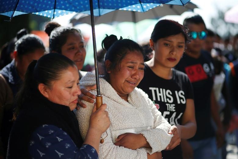 Một đường ống khí đốt bị vỡ đã phát nổ vào tối 18.1 tại khu đô thị Tlahuelilpan gần một nhà máy lọc dầu phía Bắc thành phố Mexico khiến ít nhất 20 người thiệt mạng và hàng chục người khác bị thương.Người phụ nữ trong hình đau khổ sau khi nhận được tin người thân của cô thiệt mạng trong vụ nổ trên.