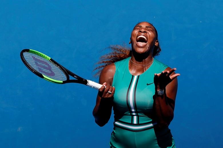 Tay vợt Serena Williams trong trận đấu với Karolina Pliskova của Cộng hòa Séc tại giải Úc mở rộng.