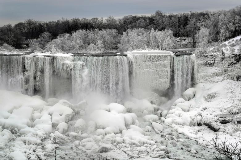 Đợt lạnh kéo dài ở Bắc Mỹ khiến nhiều khu vực trên thác Niagara đóng băng, tạo nên quang cảnh kỳ vĩ.