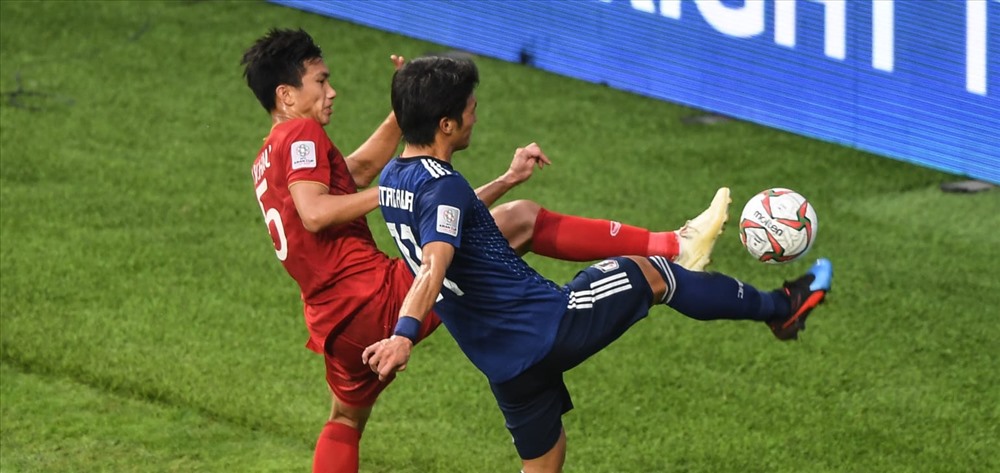 Một pha tranh chấp của Văn Hậu (áo đỏ) ở trận tứ kết gặp Nhật Bản. Ảnh: AFC