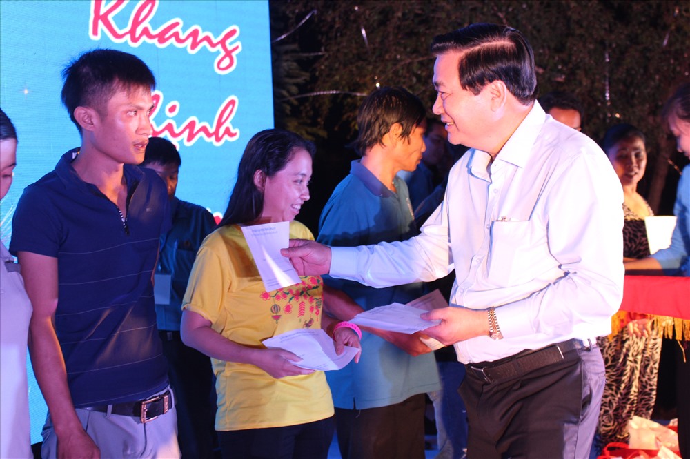 Bí thư Tỉnh ủy Long An - ông Phạm Văn Rạnh - trao qua cho CNLĐ tại “Tết Sum vầy“.