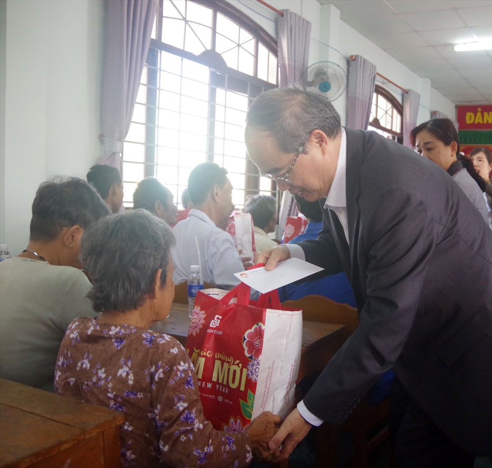 Ông Nguyễn Thiện Nhân trao quà tết cho công nhân lao động
