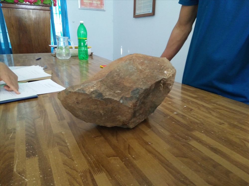 Hòn đá mà các đối tượng dùng ném vào nhà báo Hoàng Đình Chiểu. 
