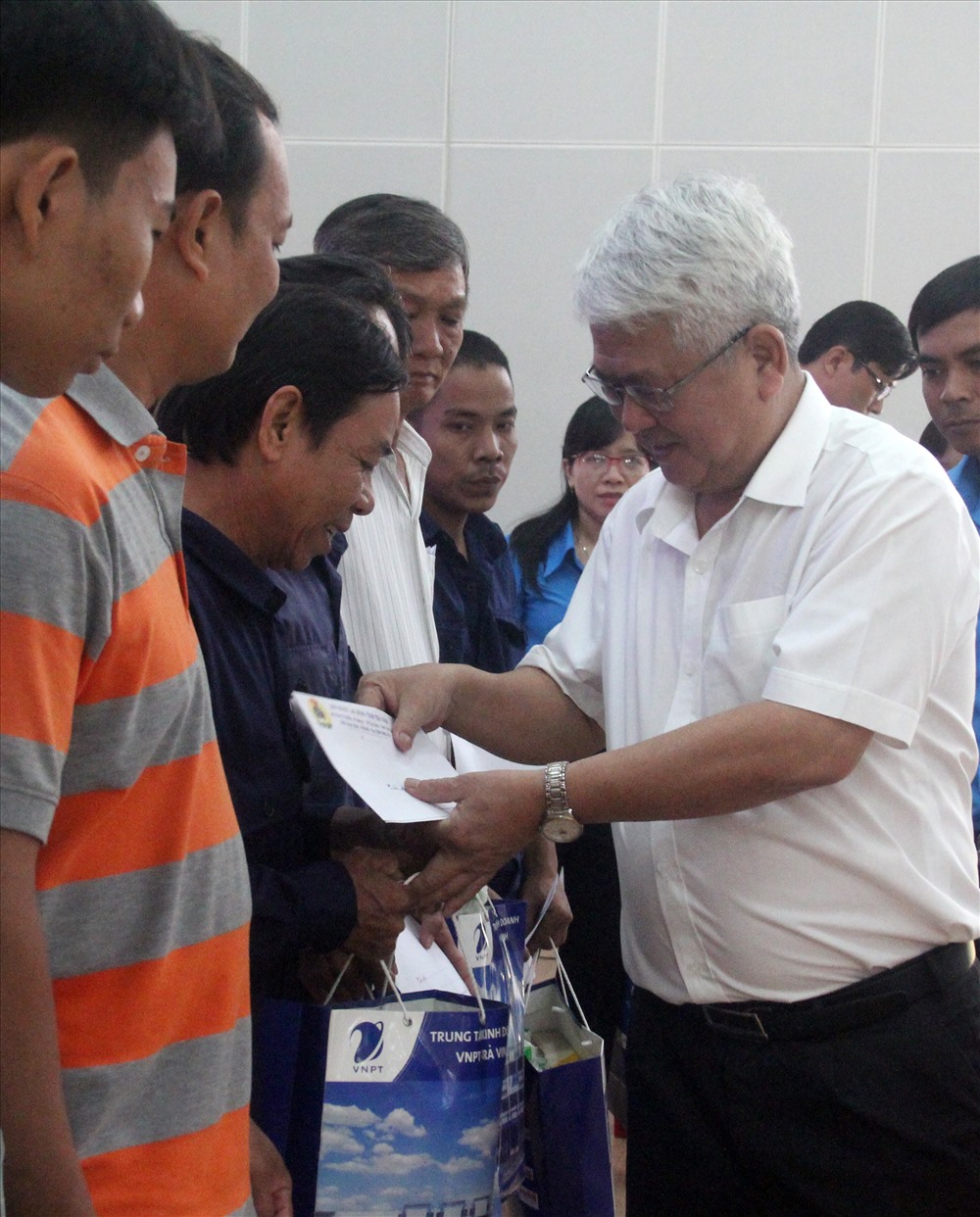 Chủ tịch UBND tỉnh Đồng Văn lâm trao quà cho công nhân lao động