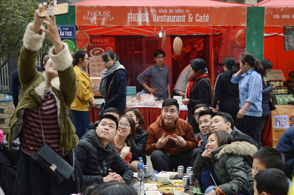 Tại khu ẩm thực, mọi người được ngồi bên nhau thưởng thức các món ngon đường phố, đặc sản ba miền cùng nét văn hóa “trà đá vỉa hè” đặc trưng quen thuộc không thể thiếu của người Hà Nội.