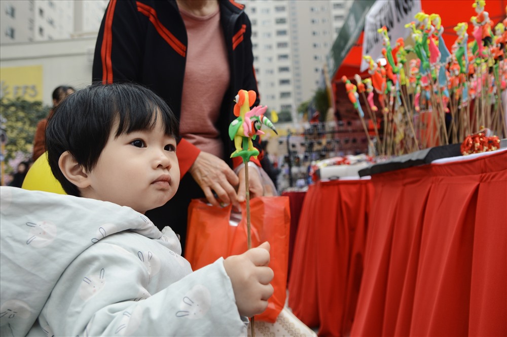 Tò he, một loại đồ chơi dân gian của trẻ em Việt Nam được bày bán tại sự kiện. 