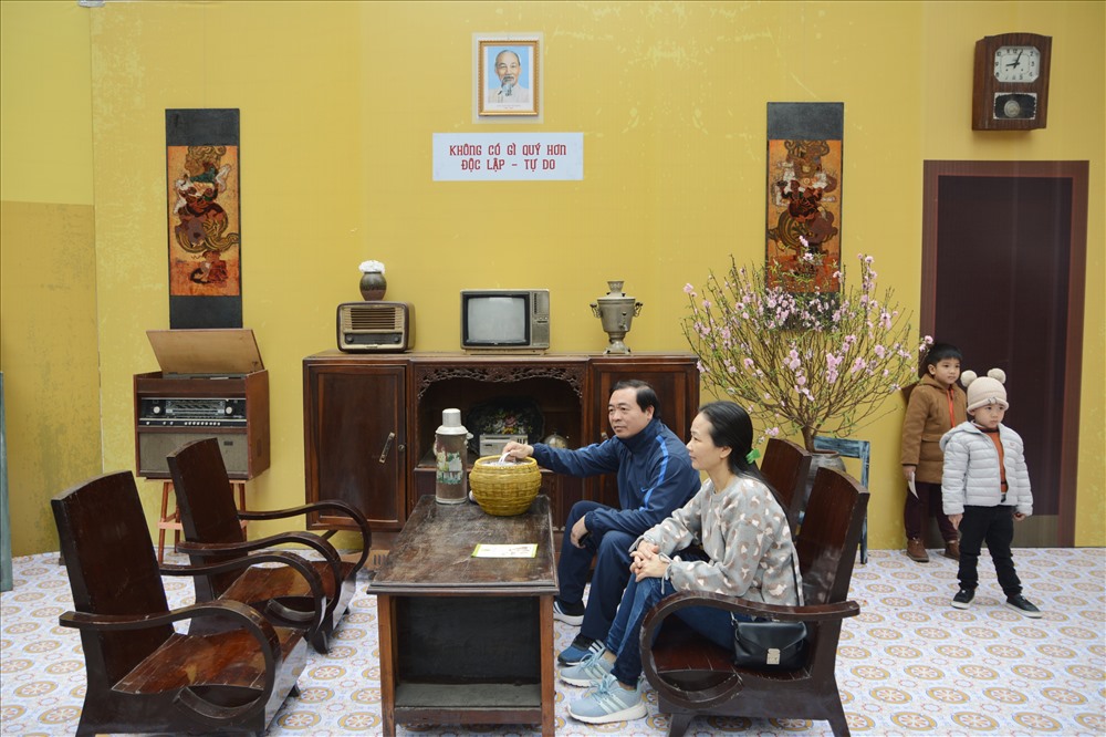 Không gian tái hiện nếp nhà Hà Nội xưa thu hút được nhiều khách tham quan đến chụp ảnh lưu niệm.