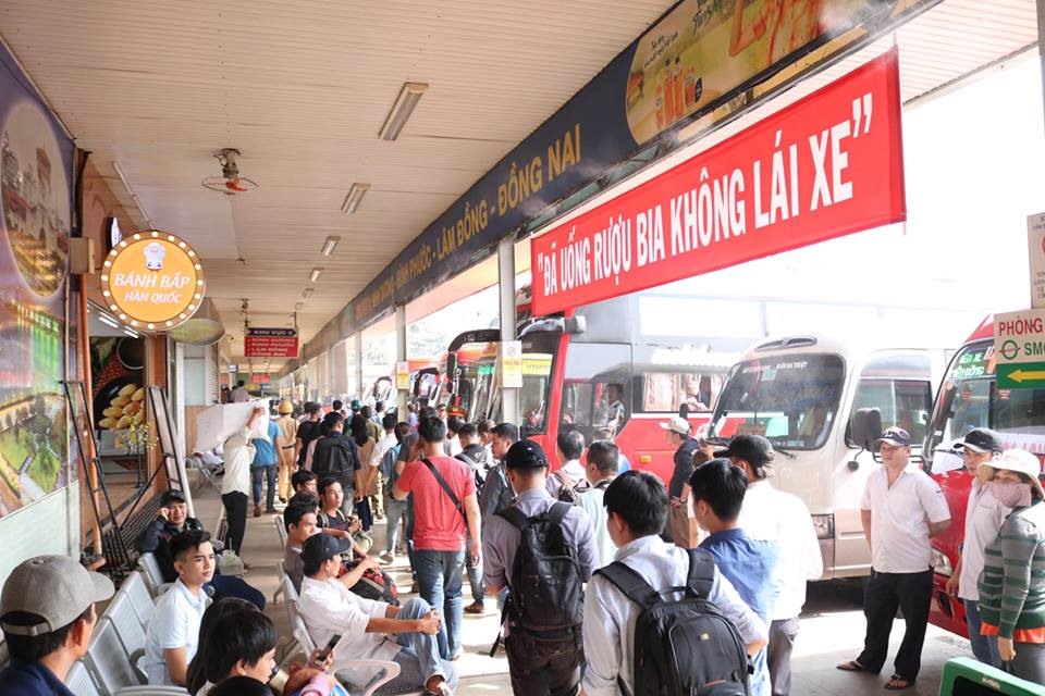 Lượng khách tại Bến xe Miền Đông tăng cao và xe khách cũng liên tục xuất bến