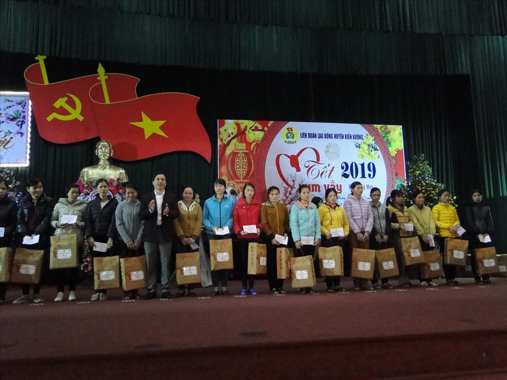 Lãnh đạo UBND huyện Kiến Xương trao quà cho CNLĐ.