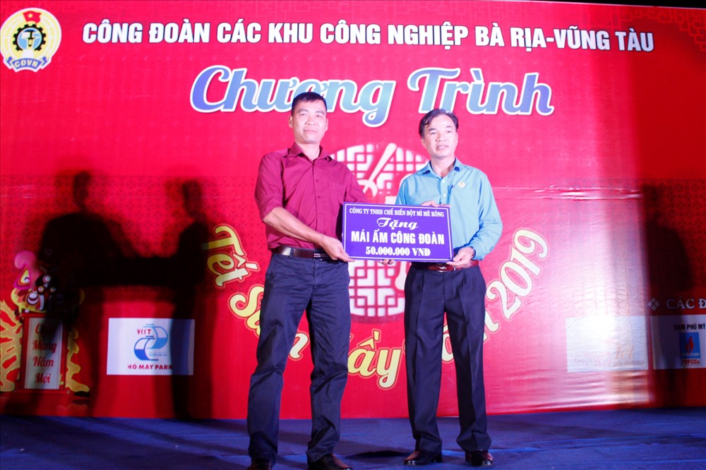 Công ty TNHH Chế biến Bột mì Mê Kông trao tặng “Mái ấm công đoàn” trị giá 50 triệu đồng cho người lao động khó khăn