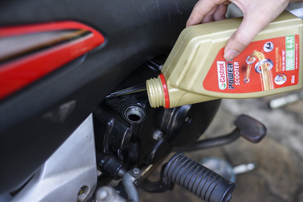 Thay dầu máy thường xuyên là việc hết sức quan trọng để đảm bảo động cơ xe hoạt động một cách trơn tru. Ảnh: Long Du