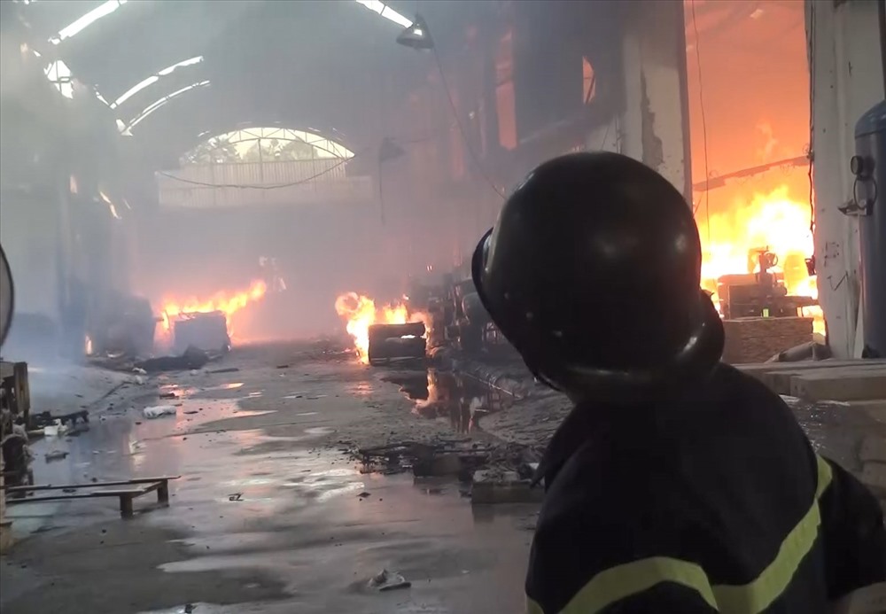 Hỏa hoạn xảy ra ở công ty chuyên sản xuất đồ gỗ.