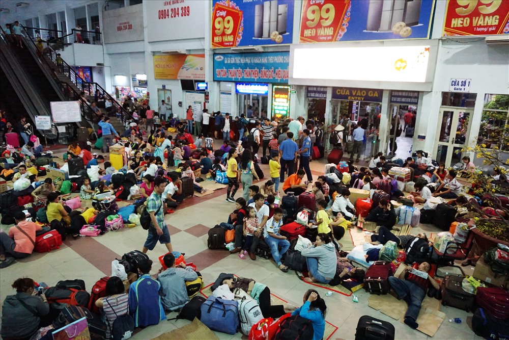Bên trong ga Sài Gòn, rất đông người phải trải chiếu nằm vật vờ dưới nền sảnh ra tàu để chờ đợi tàu.
