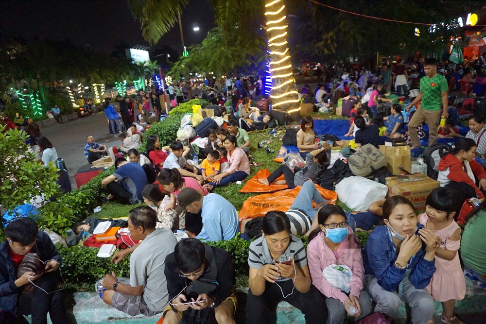 Đến 9h tối cùng ngày tại ga Sài Gòn, hàng trăm khách đi các chuyến tàu từ khoảng 21h30 ngày 27.1 đến ga trước thời điểm tàu chạy từ sớm. Nhưng đến nơi, nhiều người mới ngỡ ngàng khi được thông báo tàu khởi hành trễ 2- 3 tiếng.
