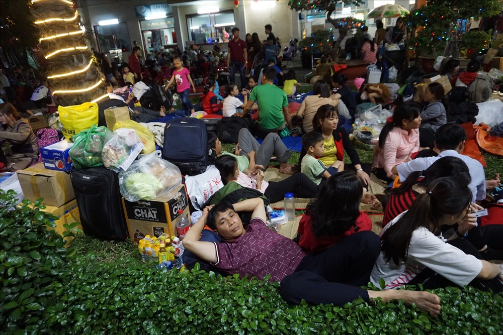 Hành khách nằm vạ vật bên ngoài ga Sài Gòn.