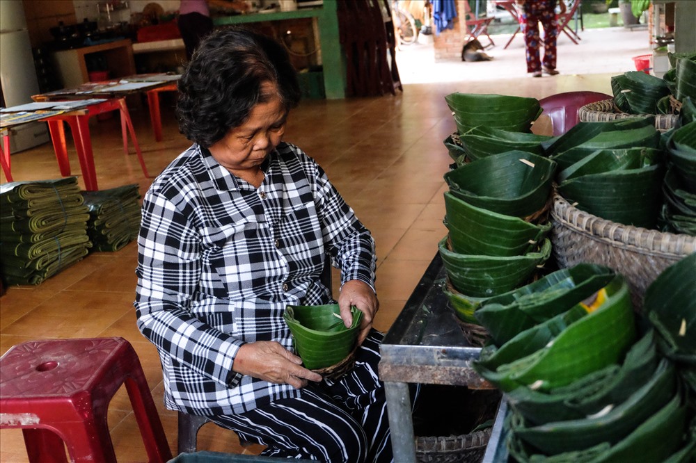 Bà Võ Thị Mận (SN 1942, trú khu phố Hội Xá, phường Thanh Hà, TP Hội An) đang tất bật chuẩn bị các cung đoạn để làm bánh tổ cung ứng cho thị trường phục vụ dịp tết.