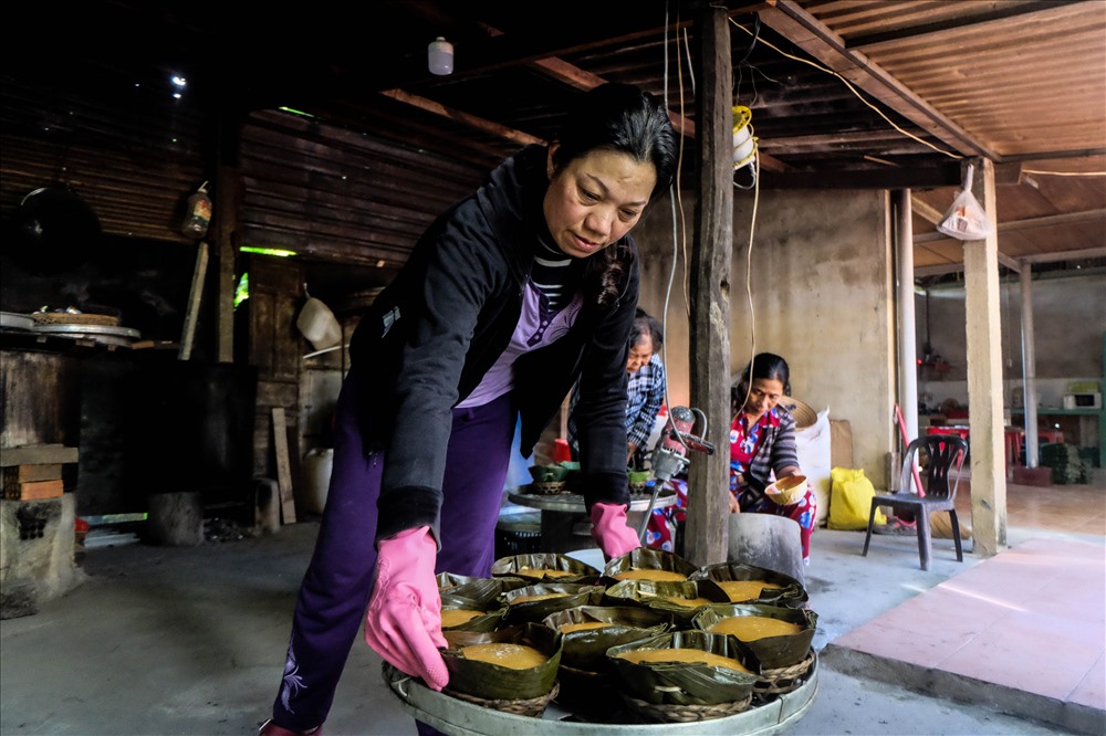 Chị Trần Thị Nương (SN 1975, con dâu bà Mận) cho biết, gia đình chị bắt đầu làm bánh tổ vào khoảng 20 tháng Chạp hằng năm. Giá mỗi chiếc bánh được bán tại lò khoảng 35.000- 40.000/chiếc và luôn trong tình trạng “cháy” hàng mỗi khi đến giáp Tết.