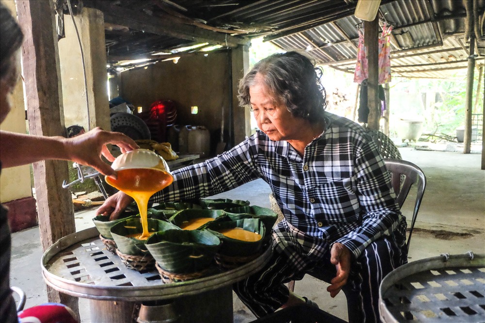 Đường làm bánh tổ là đường bát Quảng Nam, một loại đường nấu thủ công, đổ vào bát ăn cơm, chờ cho cứng lại mới đem dùng, nên có tên là đường bát. Sau đó, đường đem đi “thắng” cho thật kỹ, loại bỏ hết tạp chất và thêm ít gừng tươi cho thêm hương vị. Rồi trộn với bột vừa xay nhuyễn để tạo thành thứ hỗn hợp sền sệt, có màu vàng nhạt.