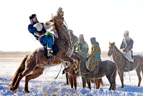 Thanh niên Mông Cổ thể hiện tài cưỡi ngựa của bản thân. 