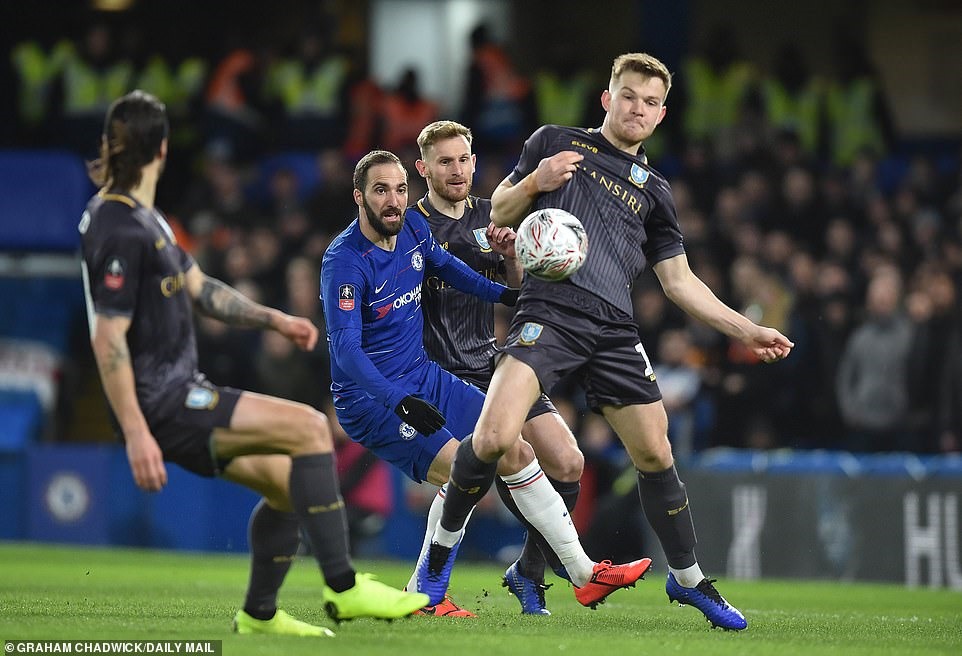 Higuain (áo xanh) chưa thể ghi bàn trong ngày ra mắt Chelsea. Ảnh: Daily Mail.