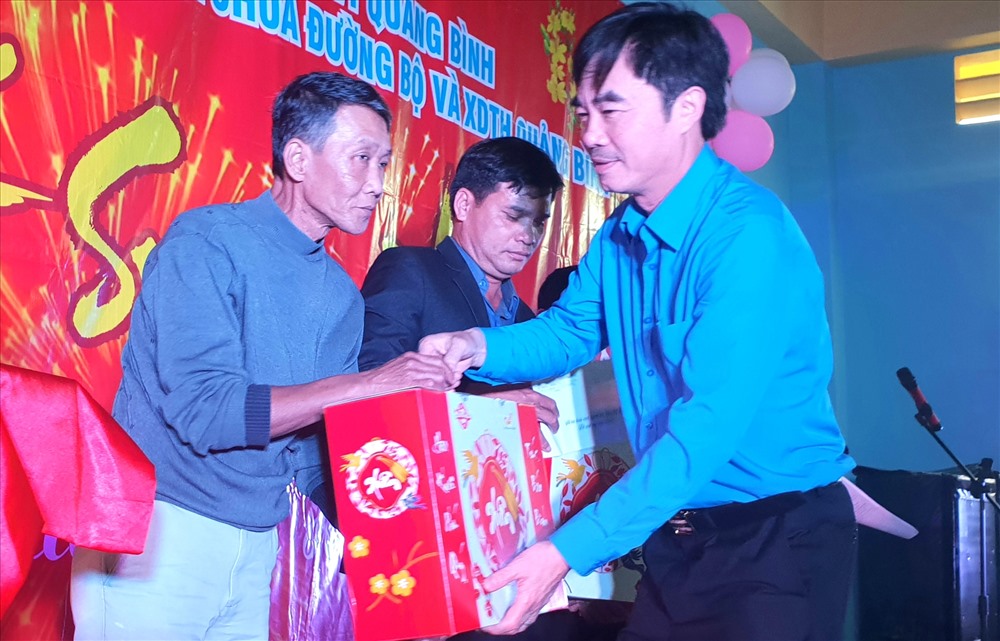 Chủ tịch LĐLĐ Quảng Bình Nguyễn Lương Bình trao quà cho NLĐ ngành GTVT. Ảnh: Lê Phi Long