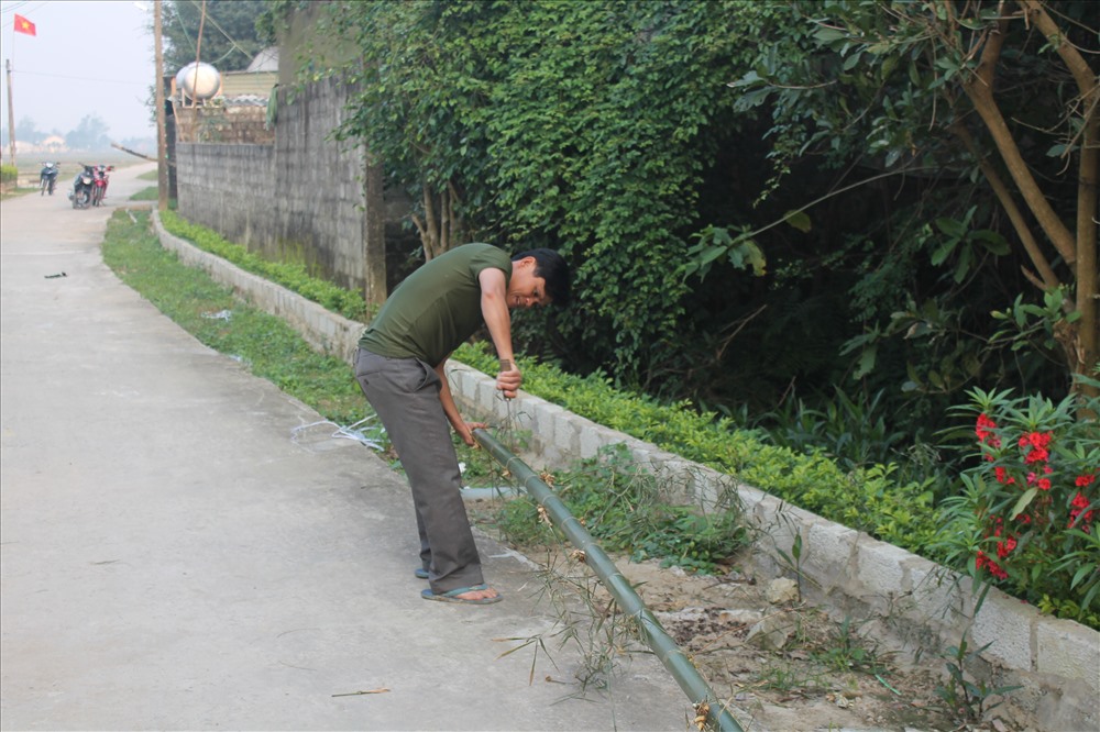 Công tác chuẩn bị để trang trí cho cây nêu 