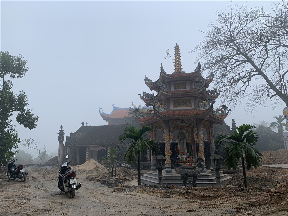Sân trước của chùa đang trong giai đoạn hoàn thiện, xe ủi san lấp đất để sân chùa bằng với đường liên thôn.