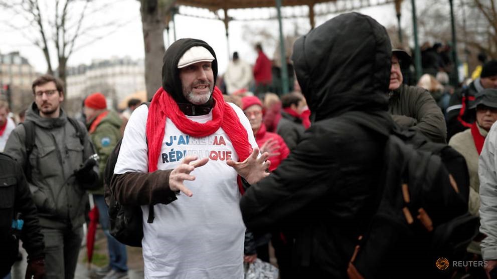 Một người phản đối bạo lực “áo gile vàng” mặc áo phông có dòng chữ “Tôi yêu nước cộng hòa của tôi” tham gia một cuộc biểu tình của phong trào “khăn đỏ” ở Paris, Pháp.