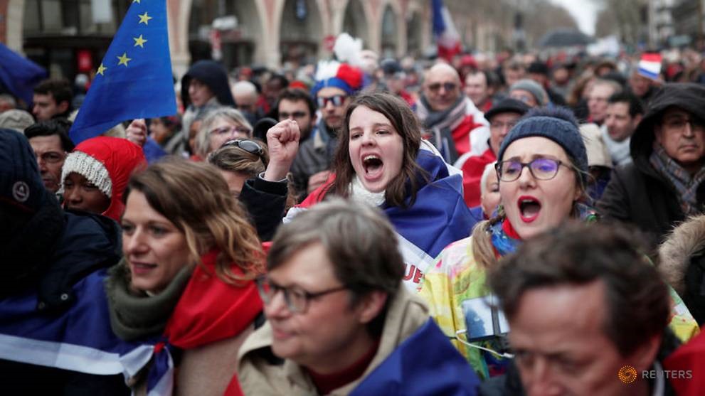 Những người phản đối phe “áo gile vàng“, tham gia biểu tình bằng phong trào “khăn đỏ” ở Paris, Pháp, họ cùng nhau xuống đường trong ngày 27.1.