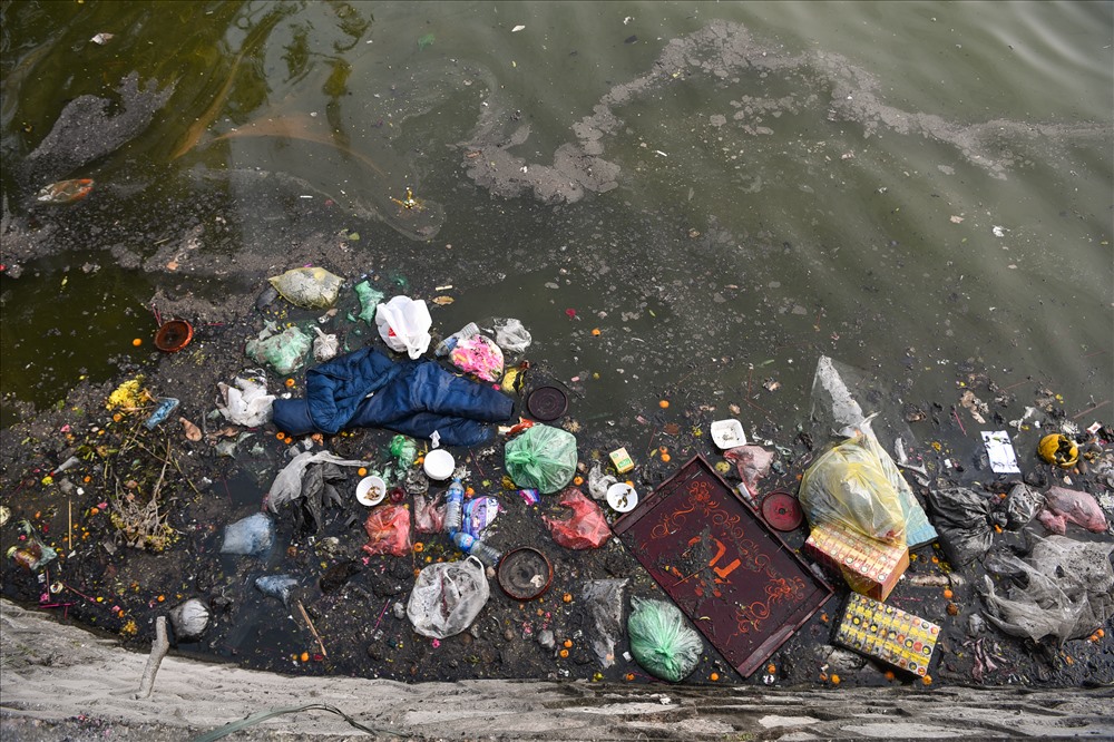 Tại khu vực lên xuống ở Hồ Tây, phố Nguyễn Đình Thi (Tây Hồ, Hà Nội), túi nilon chất thành đống với số lượng lớn, kéo dài từ bờ xuống đến mặt nước