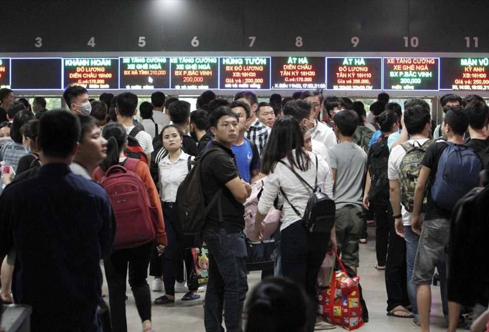 Giá vé xe khách dịp tết tại các bến xe khu vực Hà Nội không thay đổi so với ngày bình thường. Ảnh: T.T