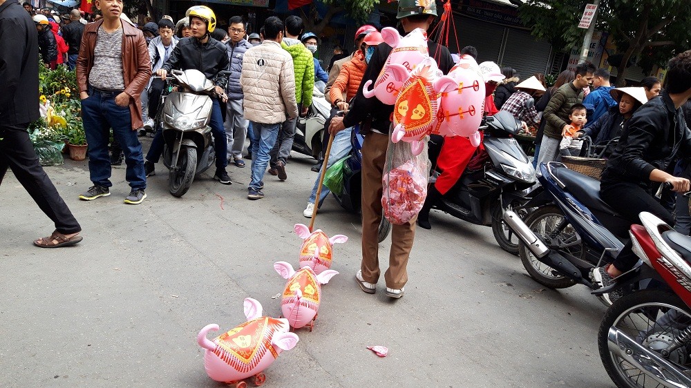 “Đàn lợn nhựa” cũng tham gia phiên chợ nhằm phục vụ cho các cháu nhỏ.