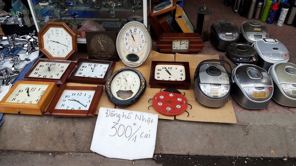 Đồng hồ và nồi cơm điện Nhật được bày bán niêm yết giá công khai.