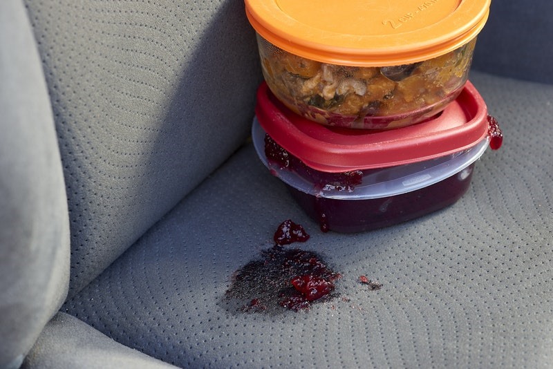 Hạn chế đem đồ ăn chế biến sẵn lên ô tô để tránh gây mùi...