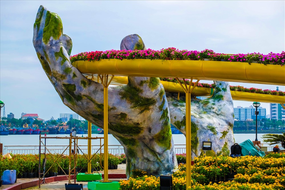 Điều đặc biệt là “Cầu Vàng” biểu tượng sản phẩm du lịch mới nổi tiếng khắp toàn cầu ở Bà Nà Hills lần đầu tiên sẽ “xuống phố” để người dân và du khách chiêm ngưỡng.