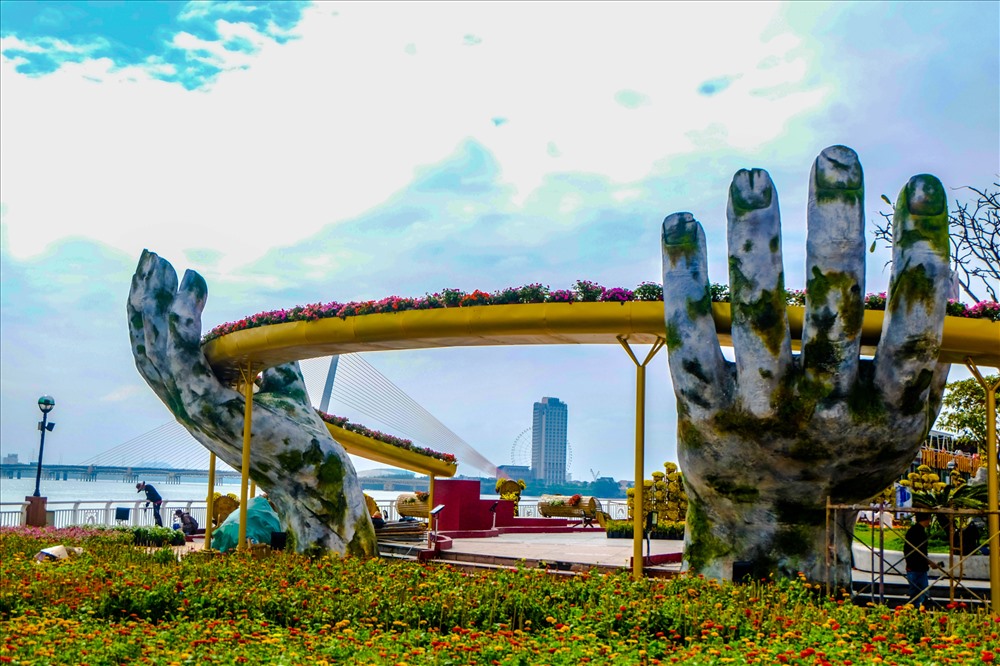 Với mô hình cây Cầu Vàng, đường hoa Xuân Kỷ Hợi 2019 ở Đà Nẵng đã tạo nên một đại cảnh đặc biệt ấn tượng và độc đáo.