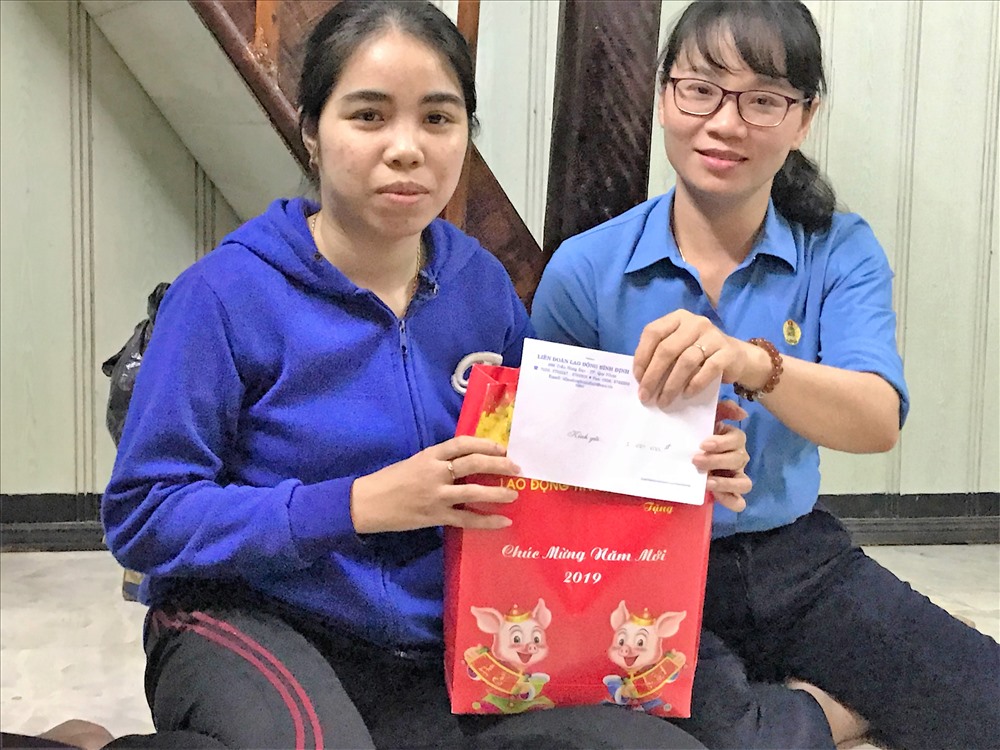 Bà Lê Thị Tuyết Trinh (phải) trao quà Tết cho chị Lê Thị Ngọc Dân