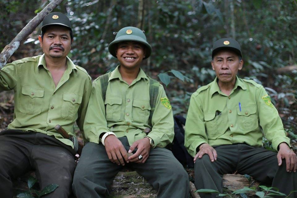 Nụ cười của các kiểm lâm viên trong chuyến đi tìm loài hồng trà.
