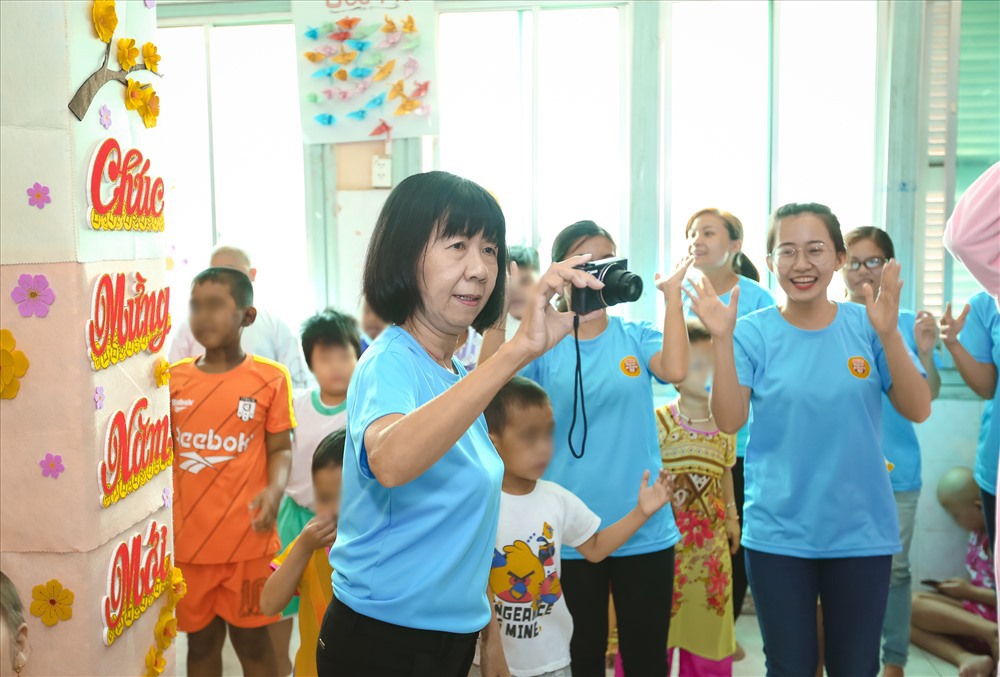Cảm động trước những câu chuyện của cô giáo Phấn, Nguyên Khang dành toàn bộ cátsê “Gương mặt truyền hình” gửi tặng các em nhỏ.